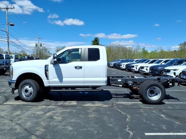 New 2026 Oxford White Ford F-350® XL image 3
