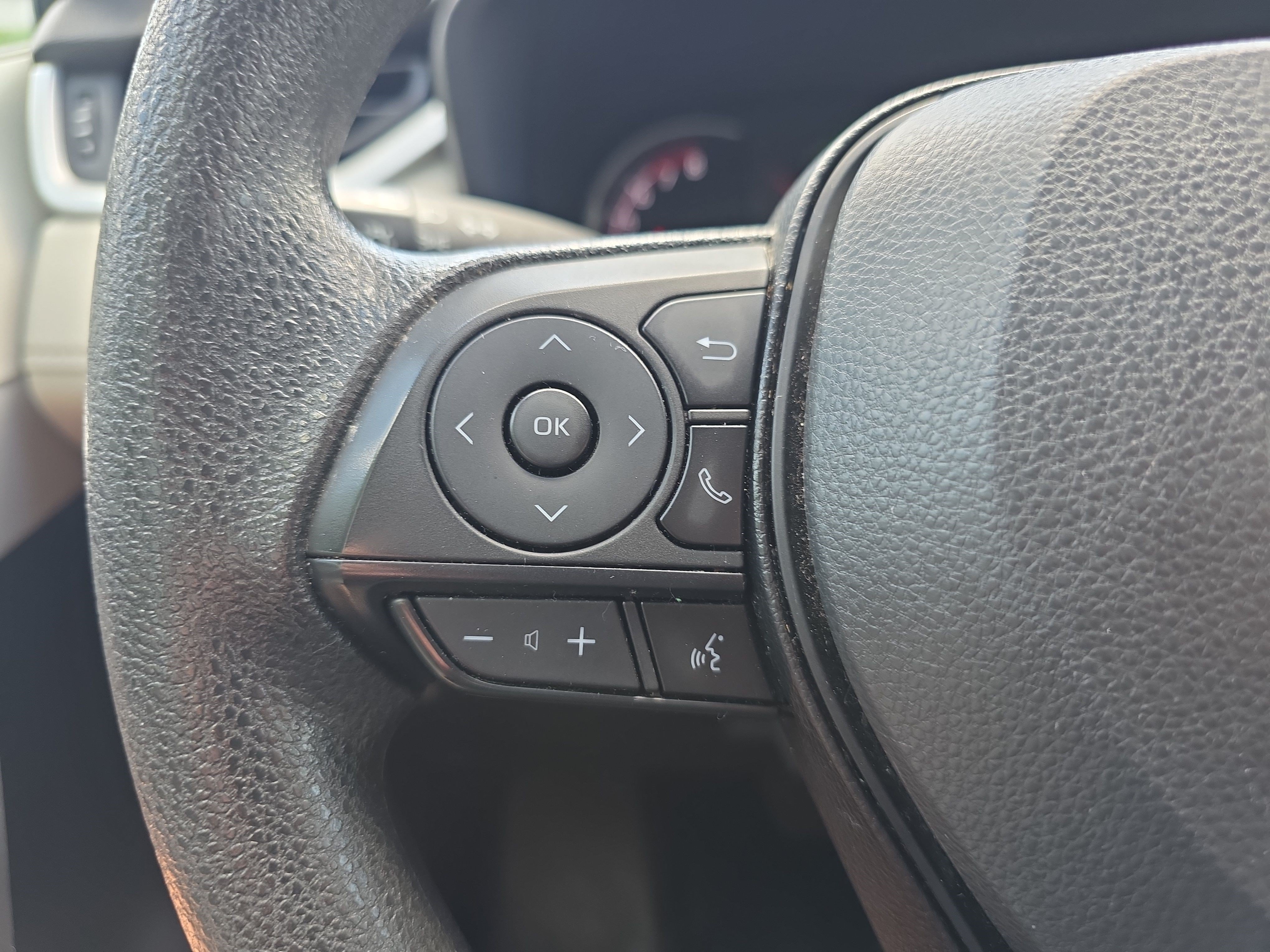 Used 2025 Silver Sky Metallic Toyota XLE image 18