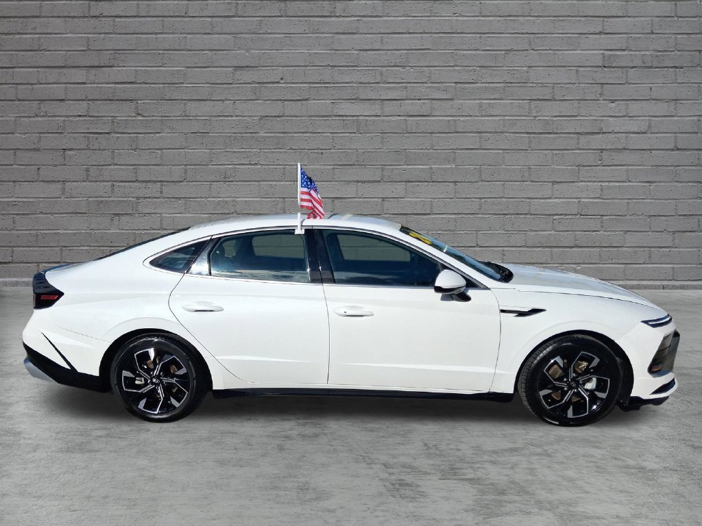 Used 2024 White Hyundai SEL image 11
