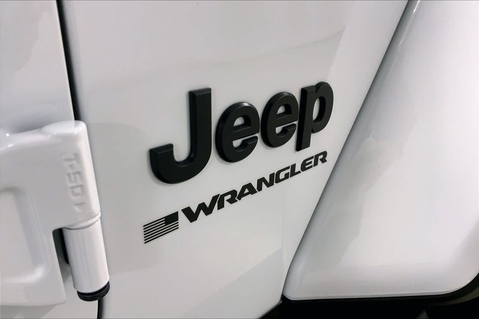 Used 2025 Bright White Clearcoat Jeep Sahara image 9