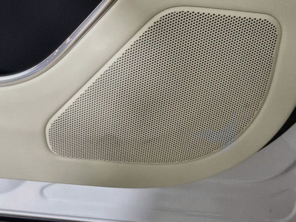 New 2026 Fuji White Land Rover SE image 19