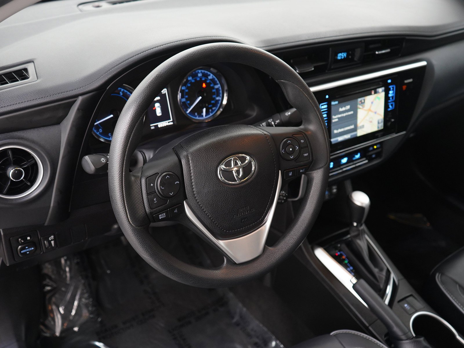 Used 2017 Classic Silver Metallic Toyota Xle image 19