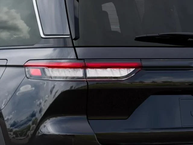 New 2026 Diamond Black Crystal Pearl-Coat Exterior Paint Jeep Laredo X image 35