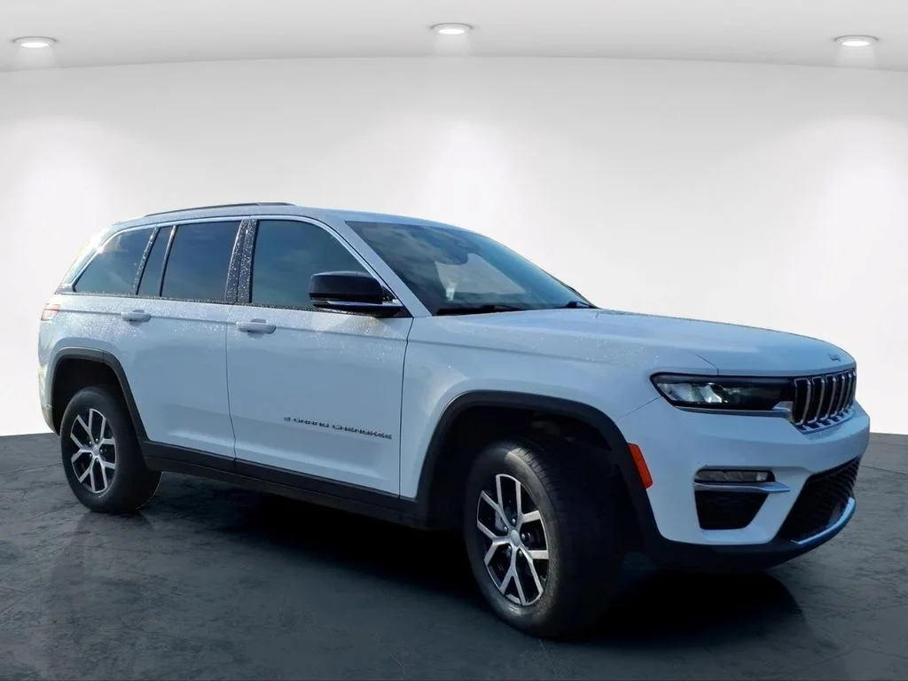 Used 2024 White Jeep Limited image 5
