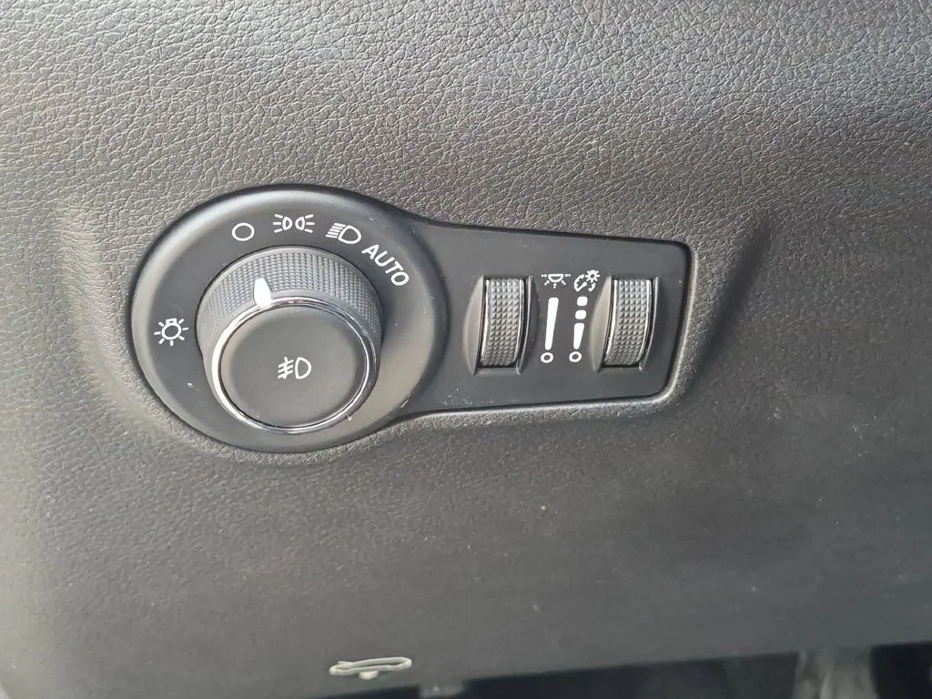 Used 2025 White Jeep Limited image 21