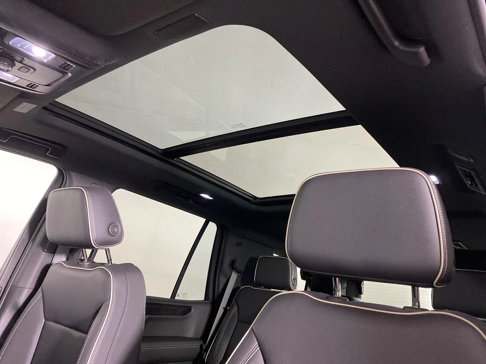 Used 2025 Summit White GMC Elevation image 27