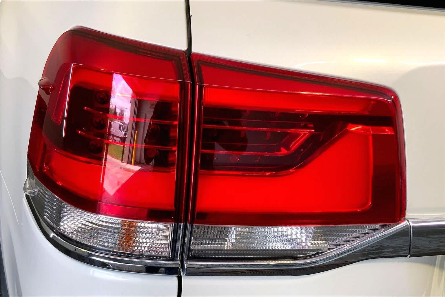 Used 2019 Blizzard Pearl Toyota  image 28