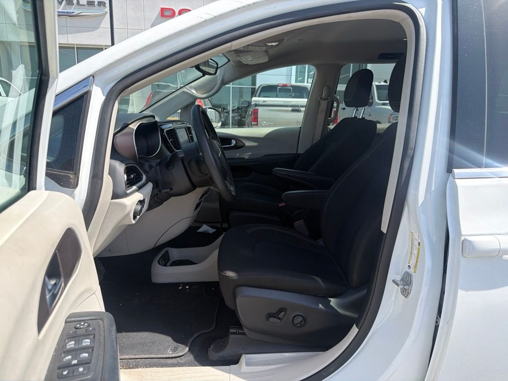 Used 2023 White Chrysler LX image 9