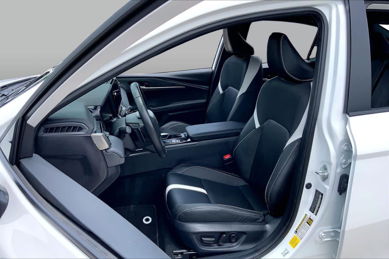 Used 2025 Ice Cap Toyota SE image 6