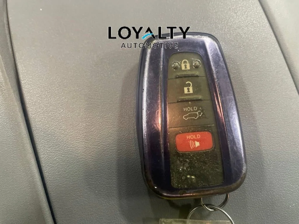 Used 2020 Silver Toyota XLE image 30