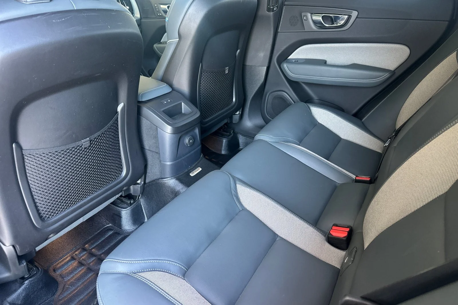 Used 2022 SILVER Volvo R-Design image 11