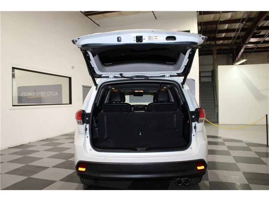 Used 2019 White Toyota XLE Sport Utility 4D image 21