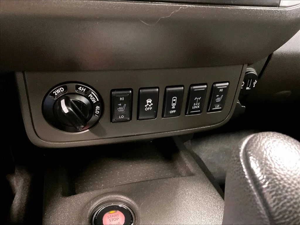 Used 2020 White Nissan PRO-4X image 27