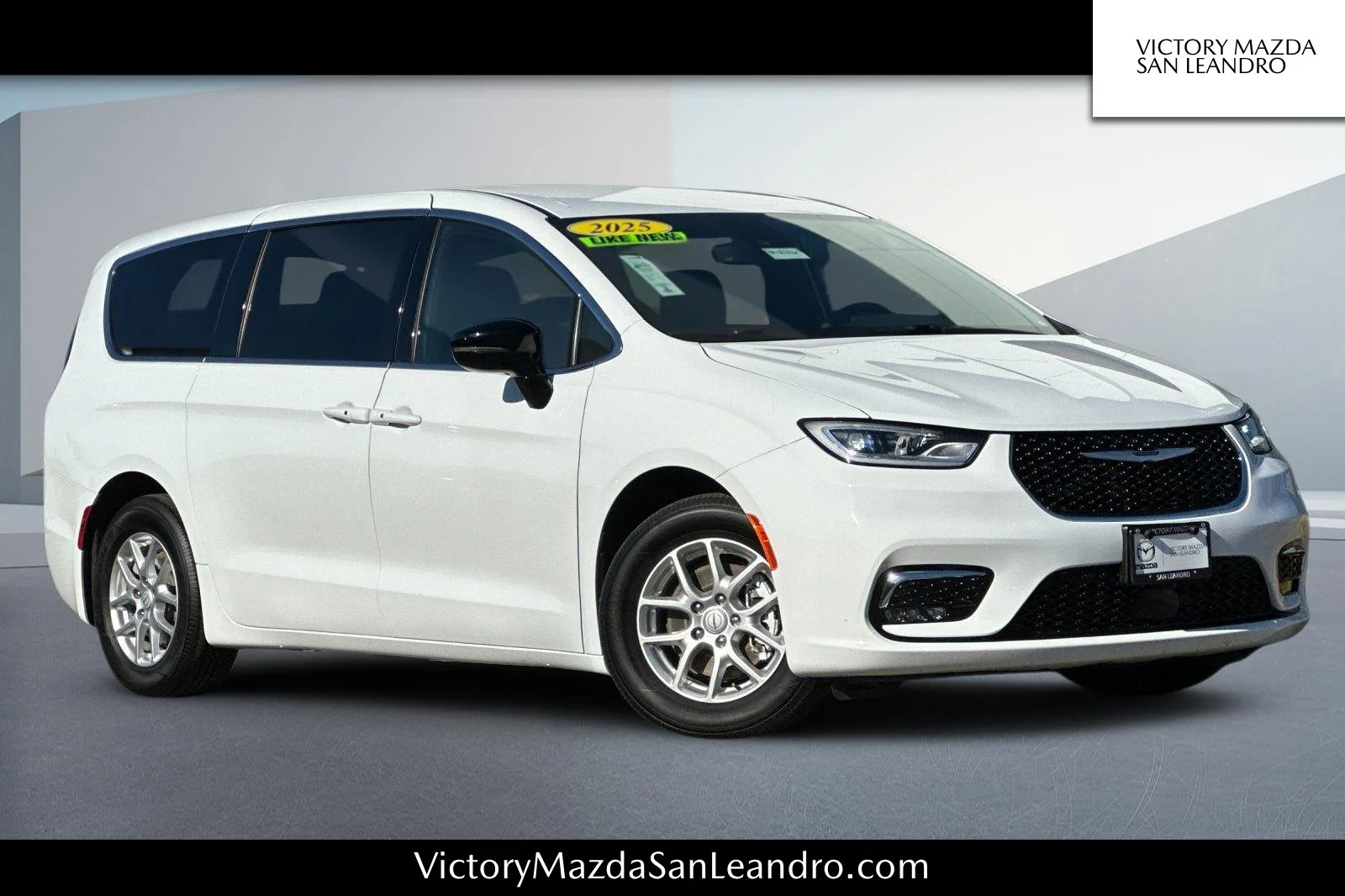 Used 2025 Bright White Clearcoat Chrysler Select image 1