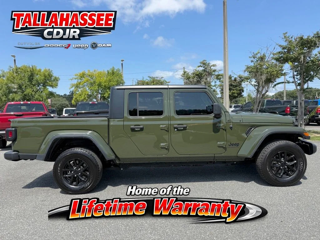 Used 2022 Green Clearcoat Jeep Sport image 2