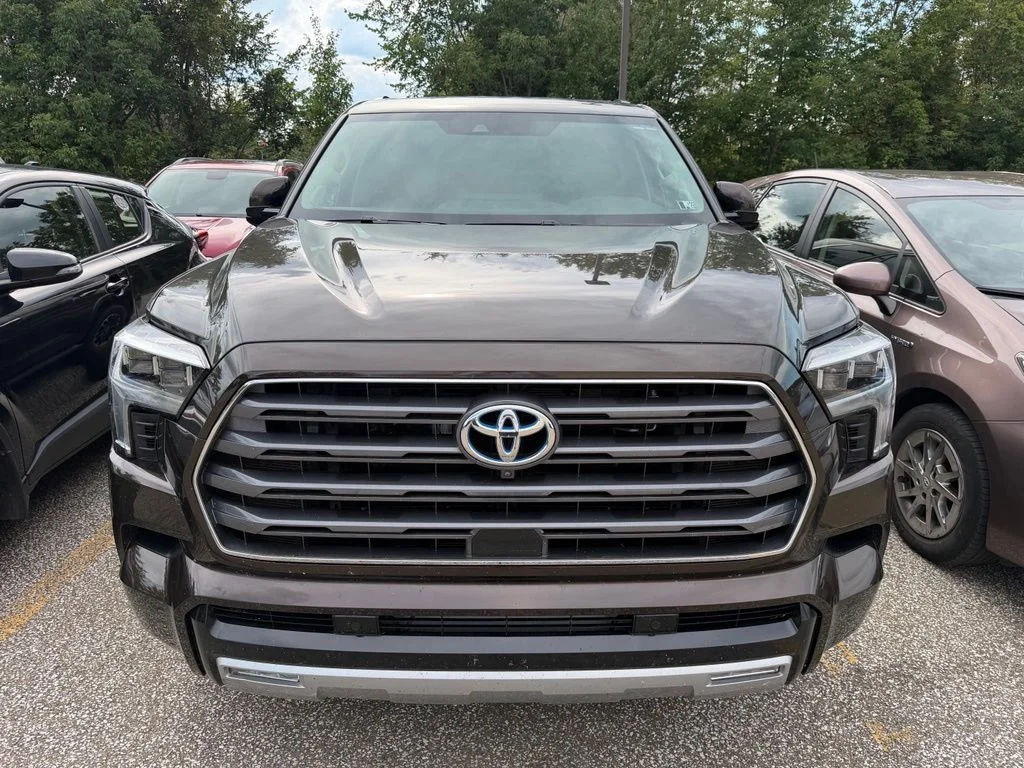 Used 2023  Toyota Limited image 2