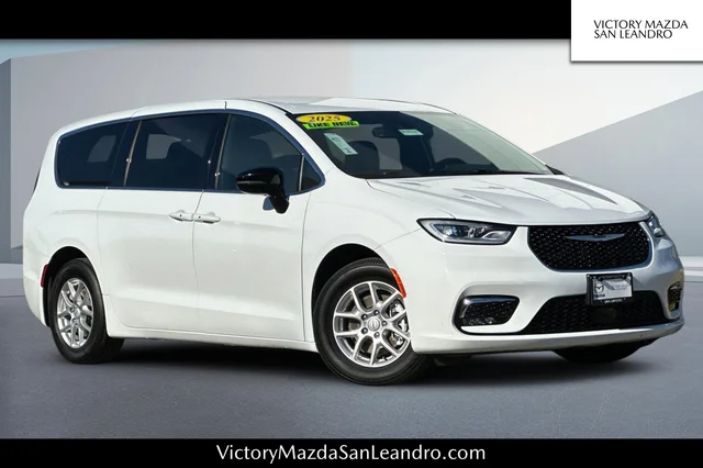 Used 2025 Chrysler Pacifica Select