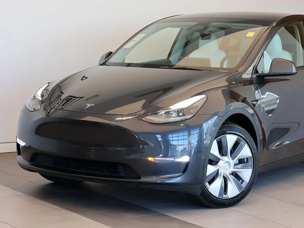 Used 2024 Tesla Model Y Long Range with VIN 7SAYGDEE8RA221791 for sale in Libertyville, IL