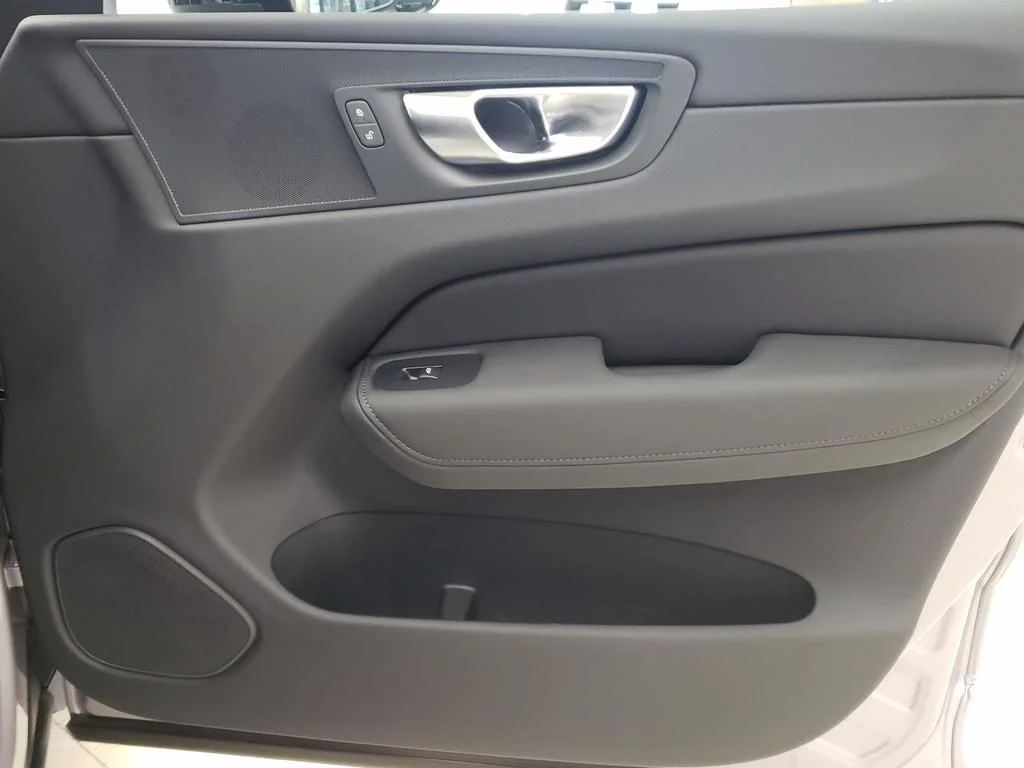 2026 Volvo XC60 Plus - Photo 17
