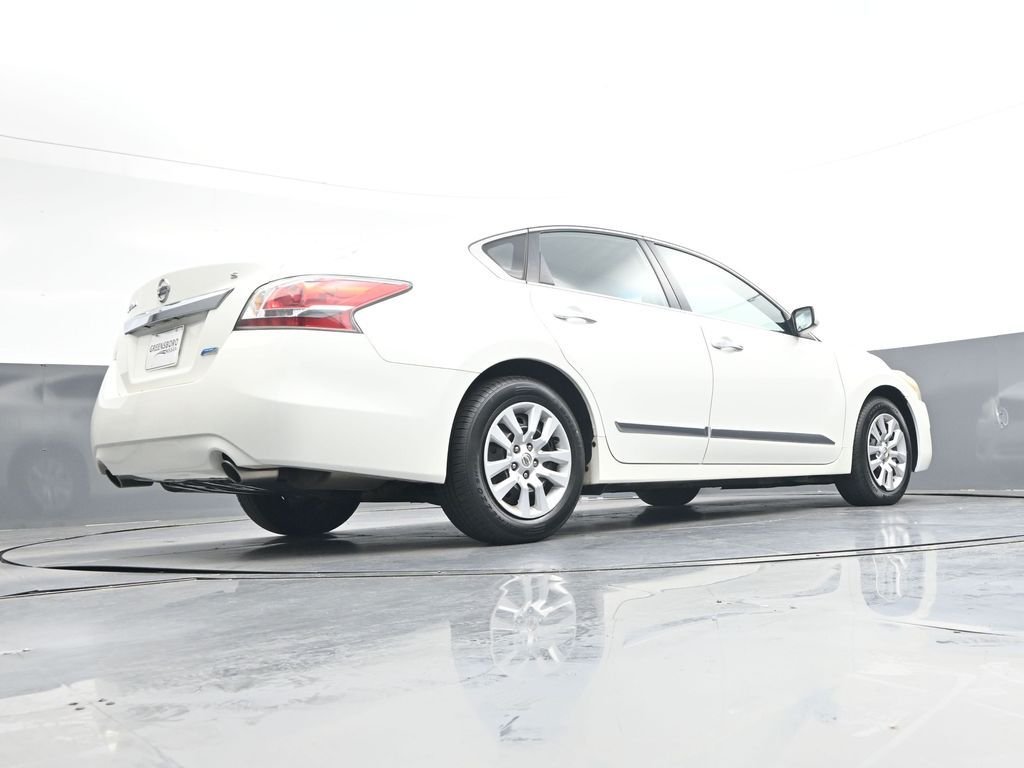 Used 2014 White Nissan 2.5 S image 38
