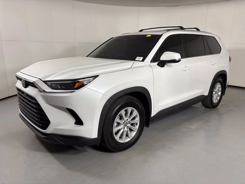 Used 2025 Beige Toyota XLE image 4