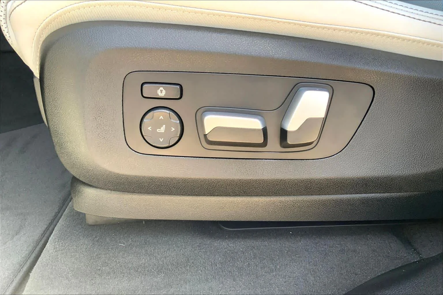 New 2026 Mineral White Metallic BMW xDrive40i image 16
