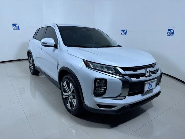 Used 2023 White Mitsubishi SE image 1