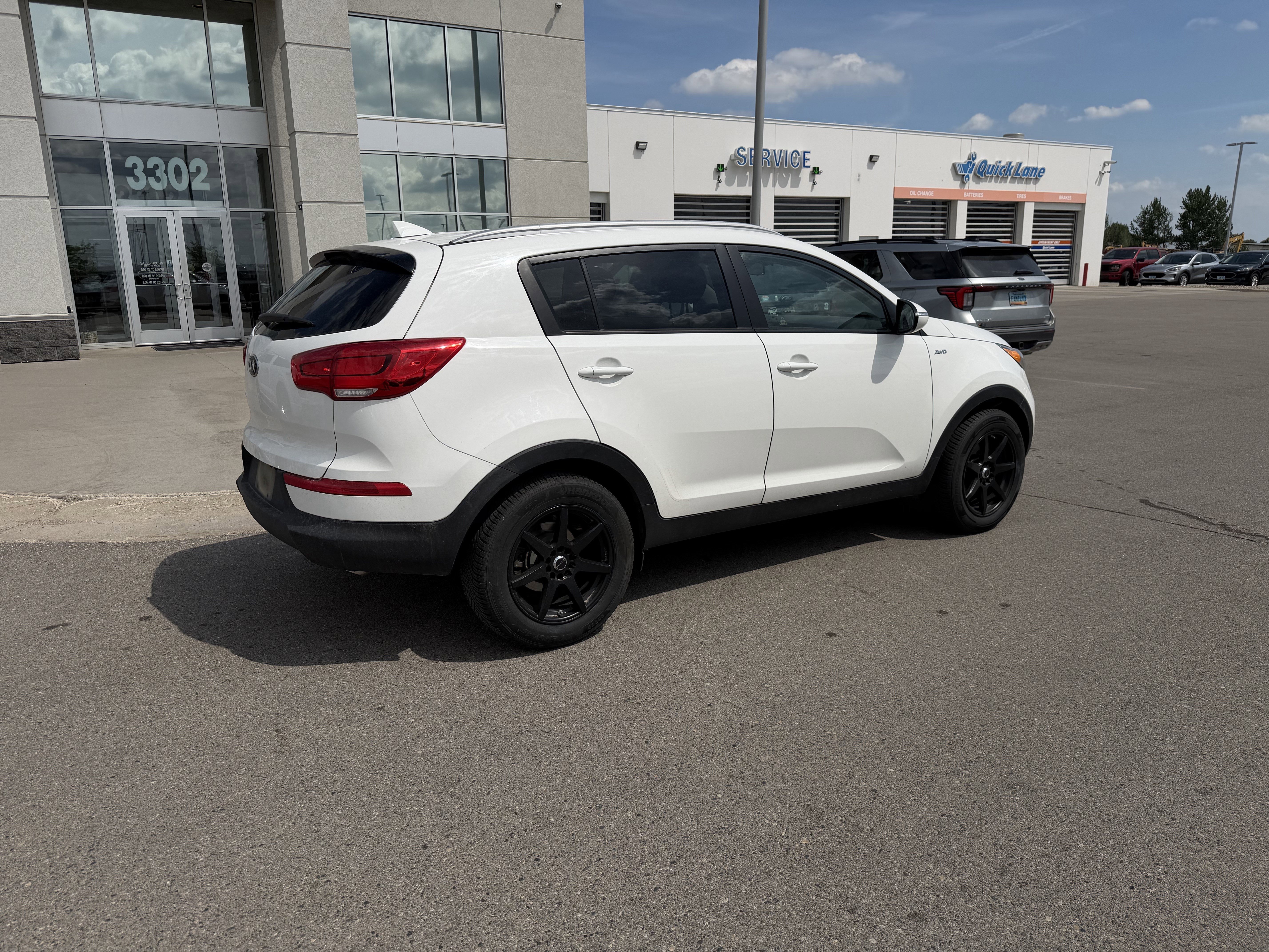 Used 2015 Clear White Kia LX image 4