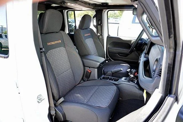 New 2026 Bright White Clear-Coat Exterior Paint Jeep Mojave image 18