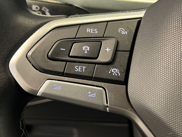Certified Used 2022 Black Volkswagen 2.0T SE image 19