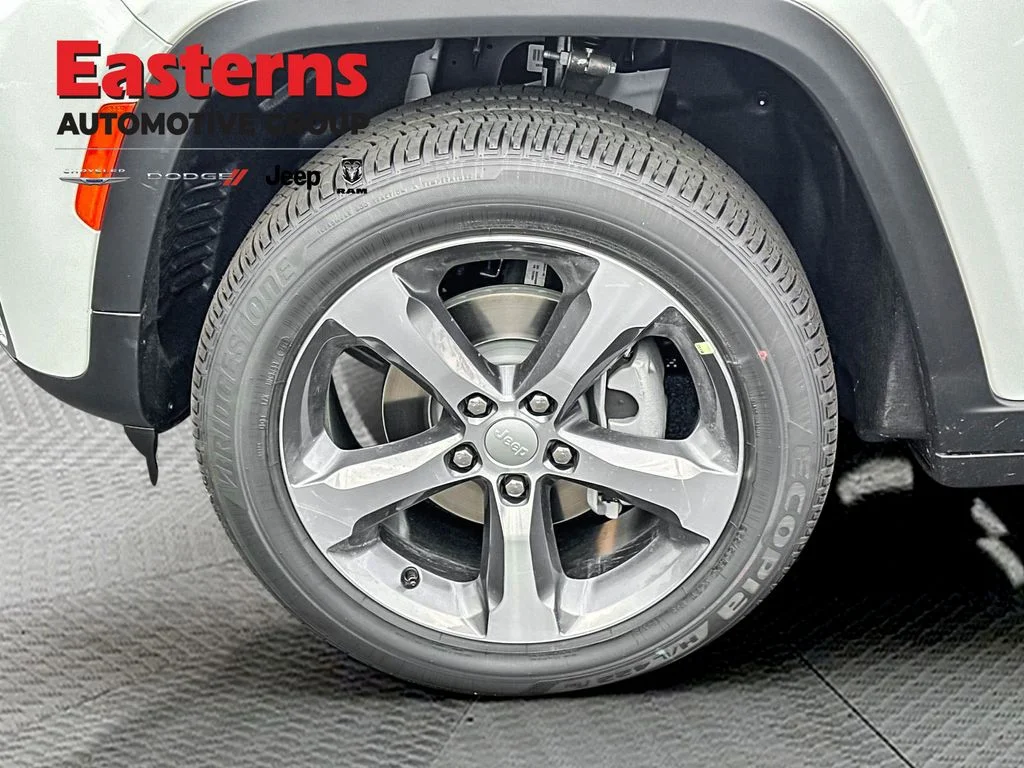 New 2026 Bright White Clear-Coat Exterior Paint Jeep Limited image 9