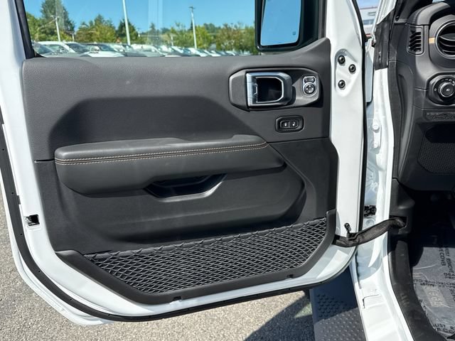 New 2026 Bright White Clear-Coat Exterior Paint Jeep Sahara image 17