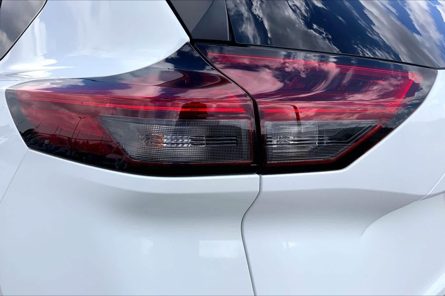 Used 2023 Glacier White Nissan S image 28