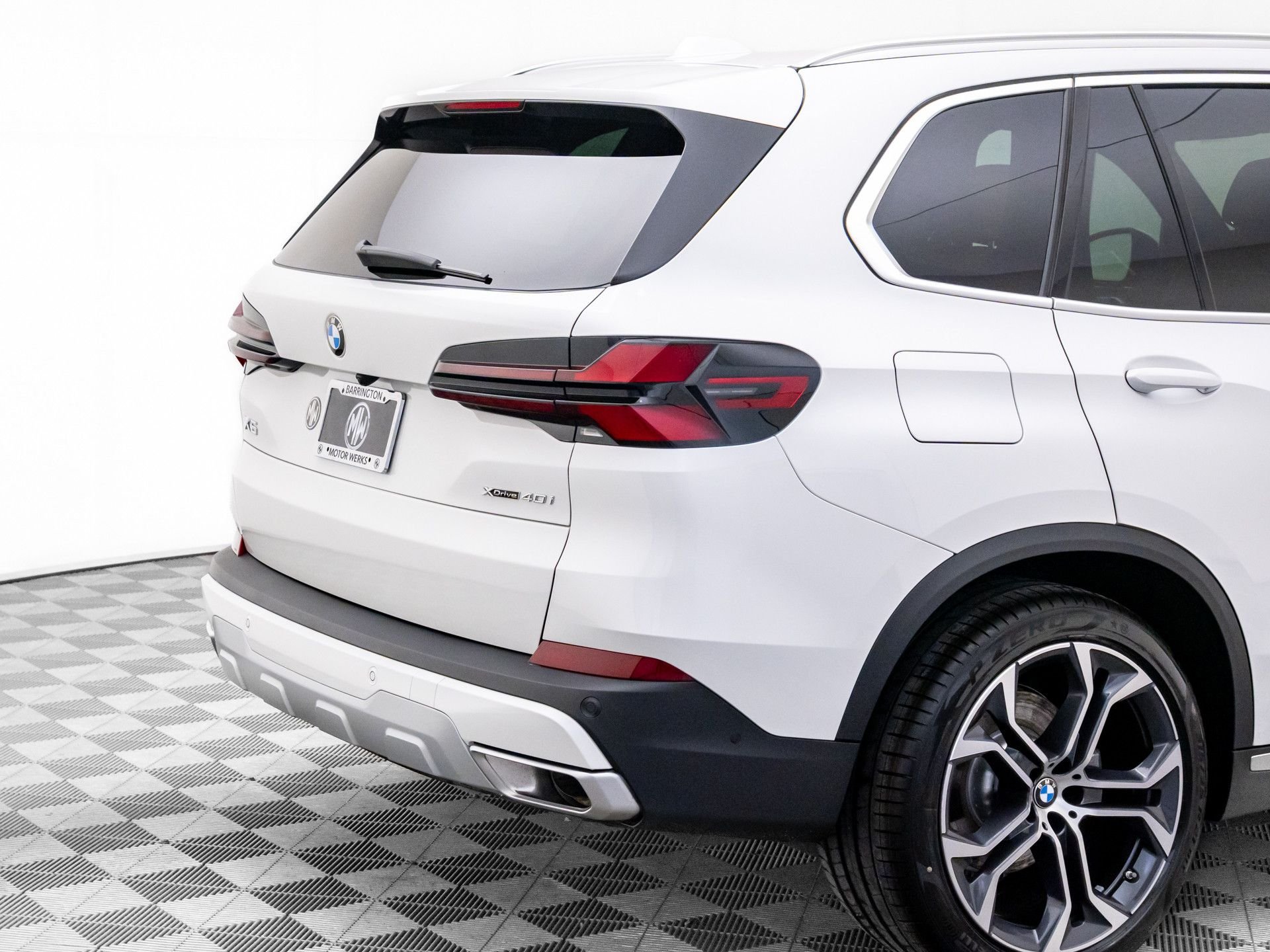 New 2026 Mineral White Metallic BMW xDrive40i image 37