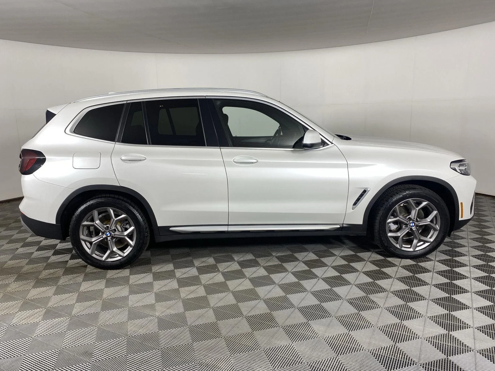Used 2022 Mineral White Metallic BMW xDrive30i image 11