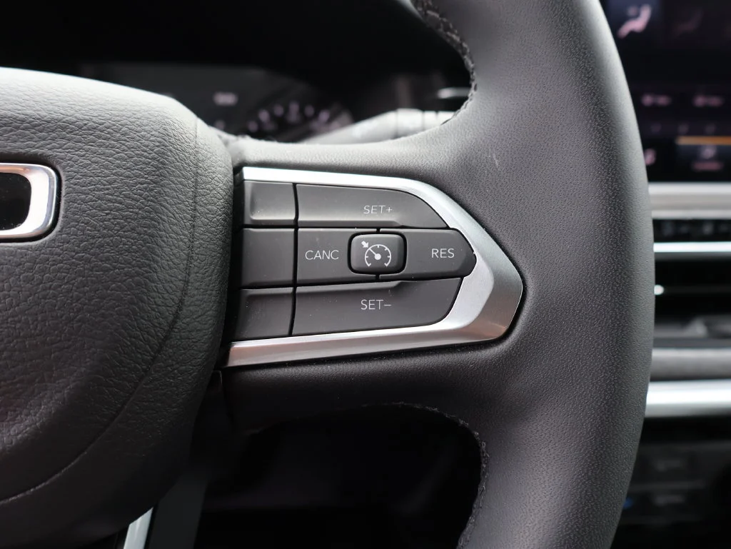 Used 2024 Gray Jeep Latitude Lux image 27