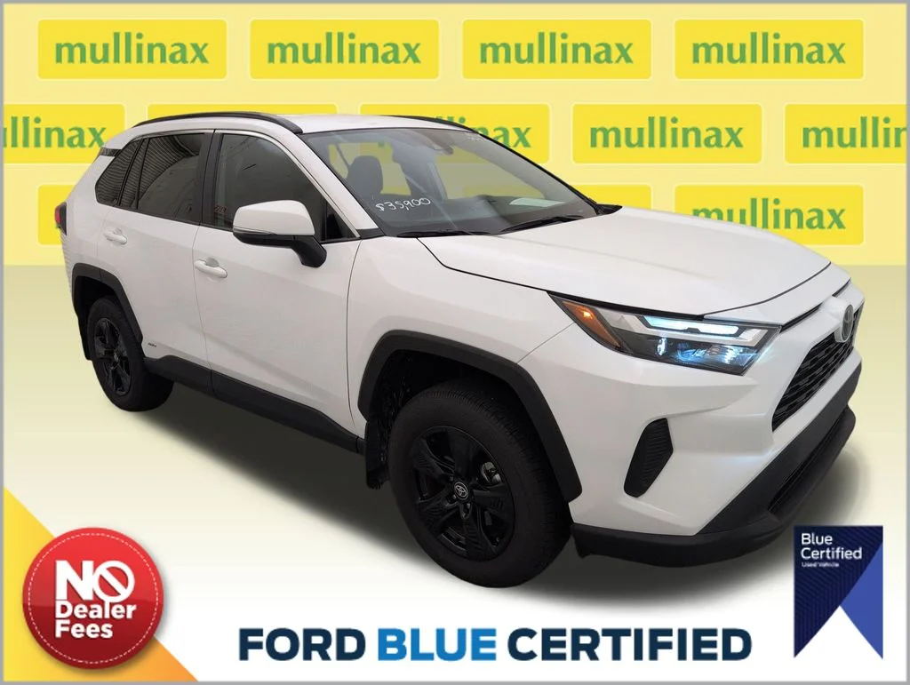 Certified Used 2025 White Toyota XLE image 1