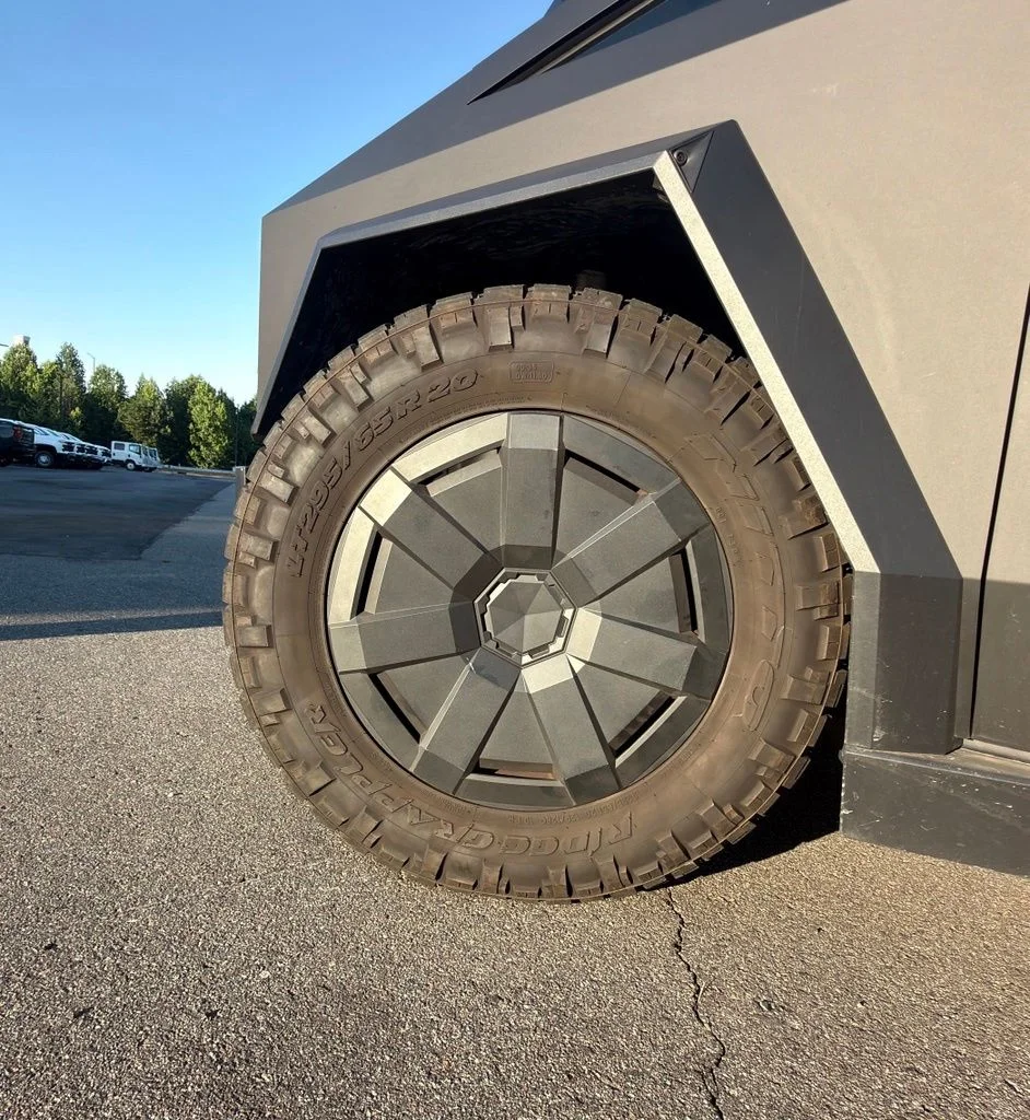 Used 2025  Tesla Base image 13