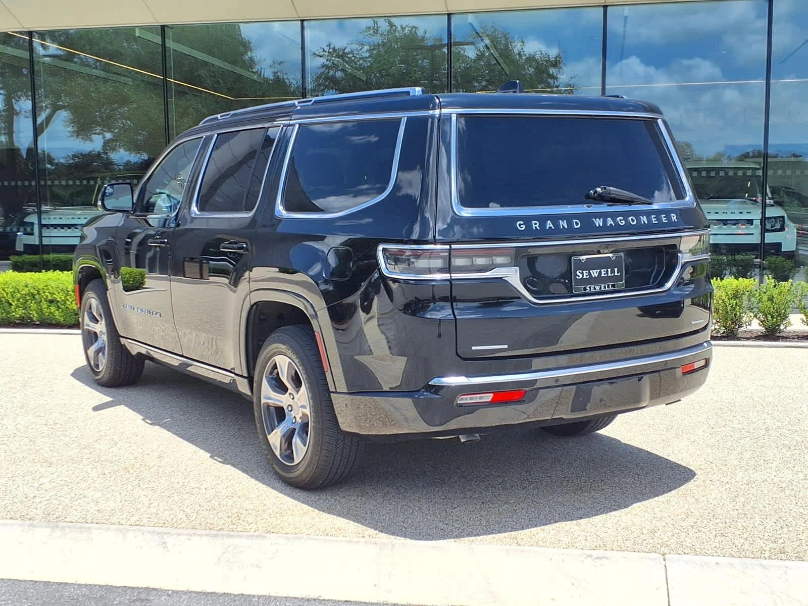 Used 2022 Diamond Black Crystal Pearlcoat Jeep Series I image 5