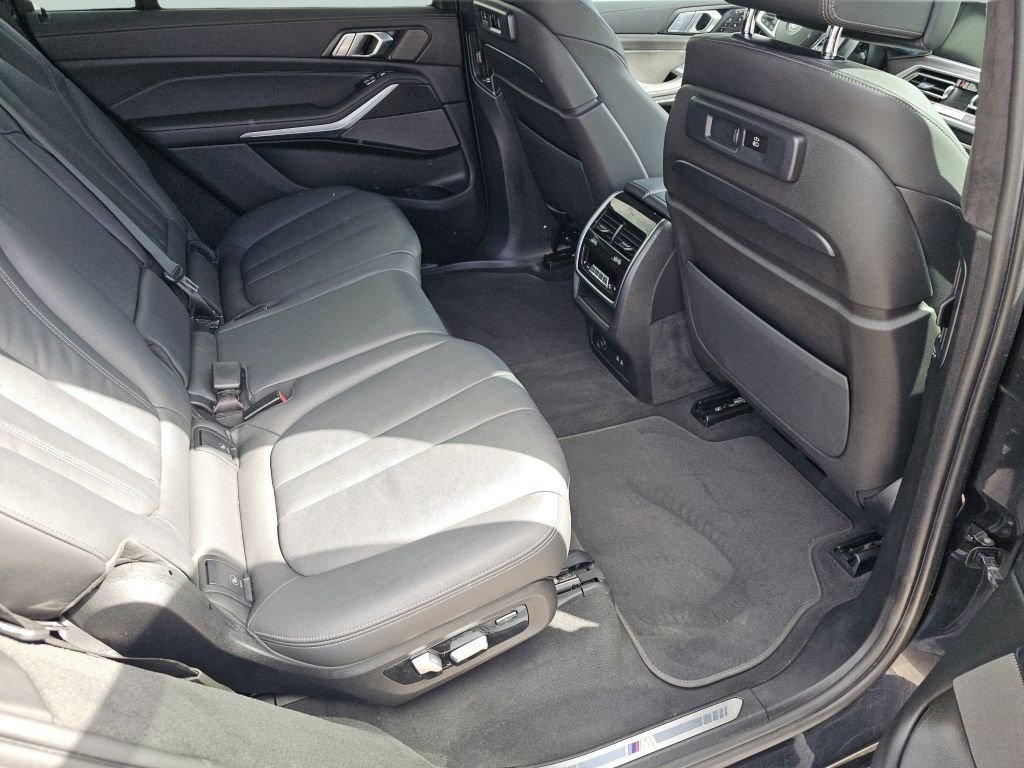 Used 2022 Black Sapphire Metallic BMW M50i image 34