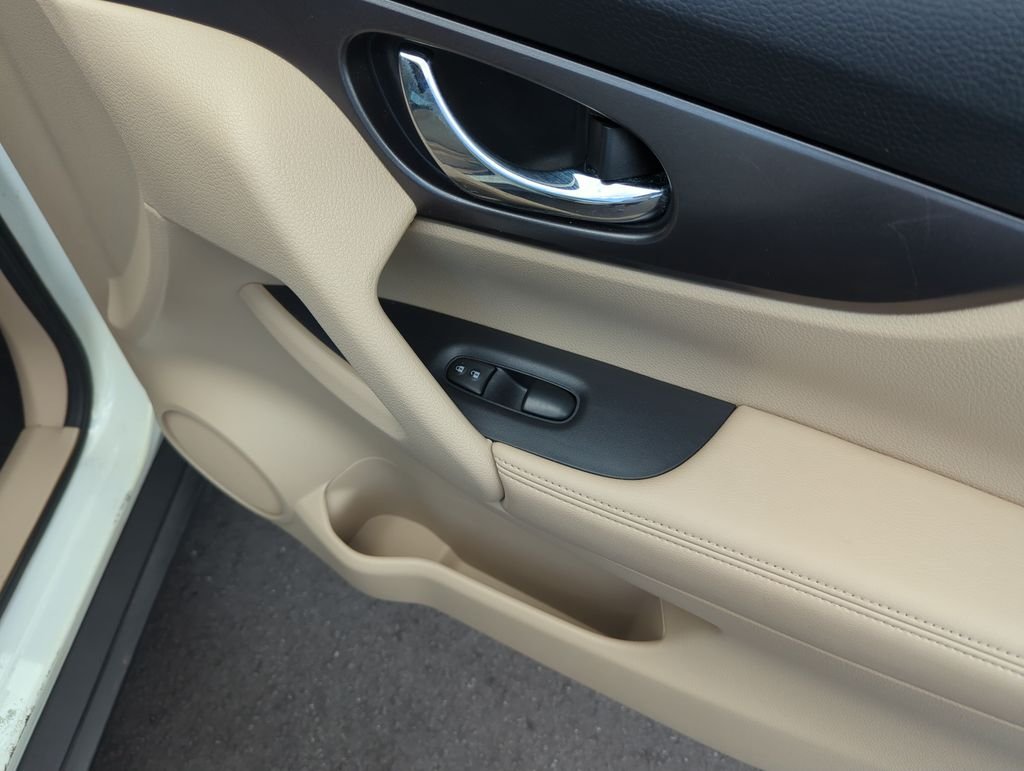 Used 2015 White Nissan SV image 33