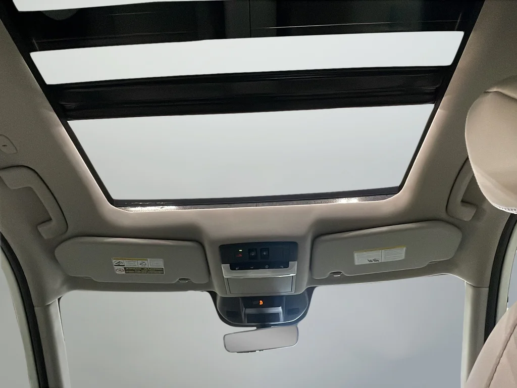 Used 2022 White Nissan SL image 19