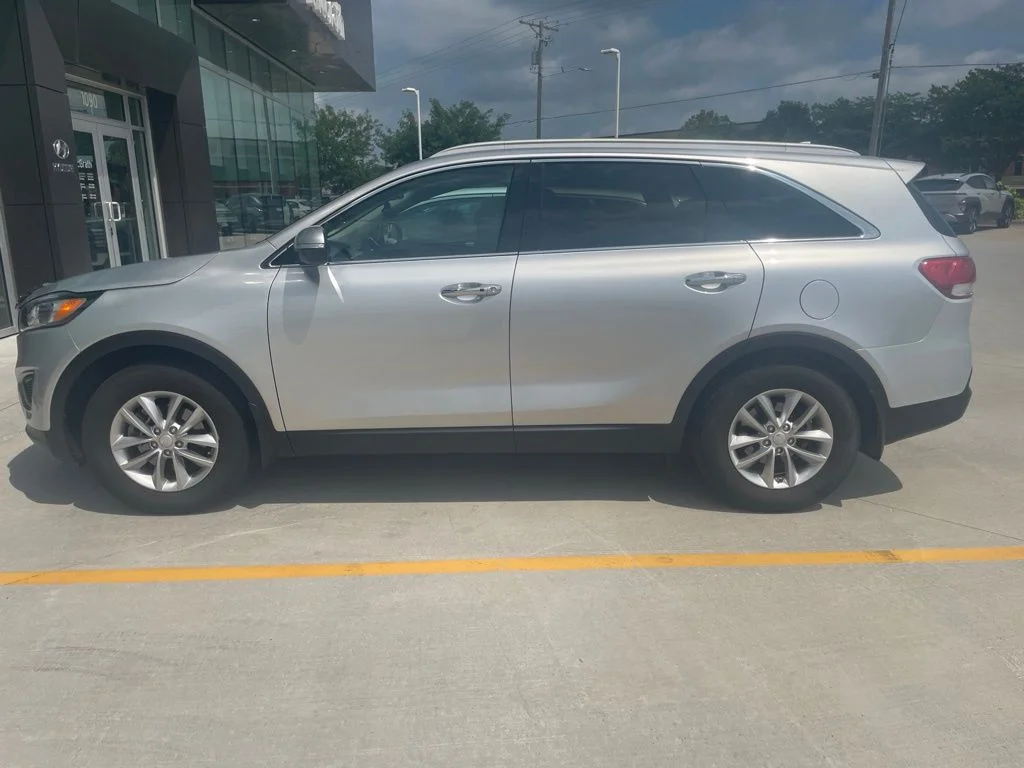 Used 2017 Silver Kia LX image 4