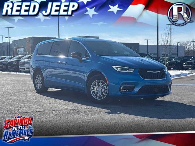 2026 Chrysler Pacifica Select's photo