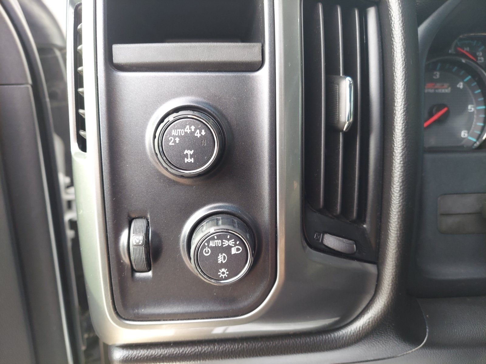 Used 2018 Iridescent Pearl Tricoat Chevrolet LT image 27