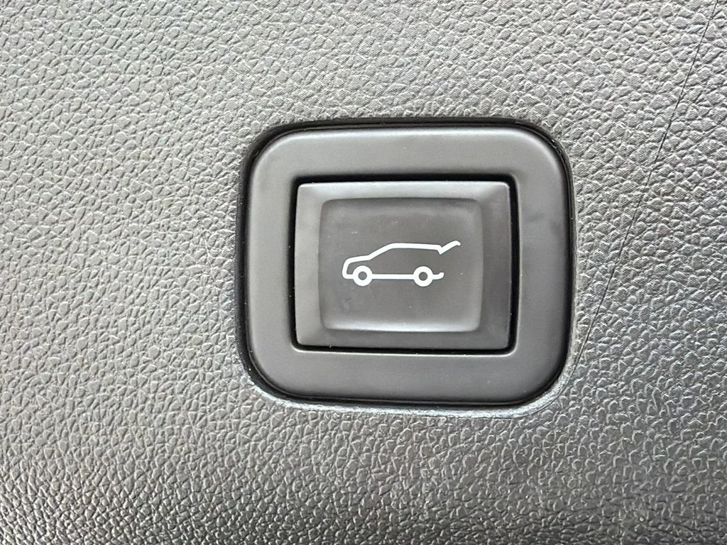 Used 2024 White GMC Denali image 19