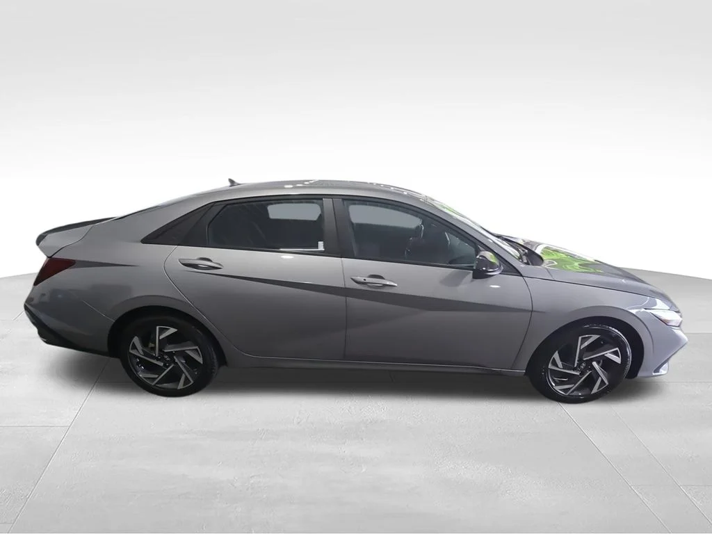 Used 2025 Silver Hyundai SEL Sport image 11