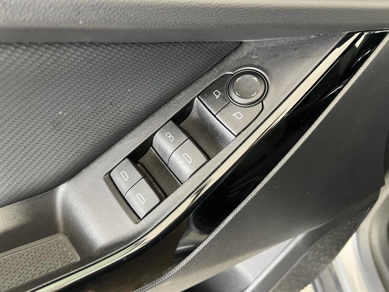 Used 2025 Sterling Gray Metallic Chevrolet LT image 4