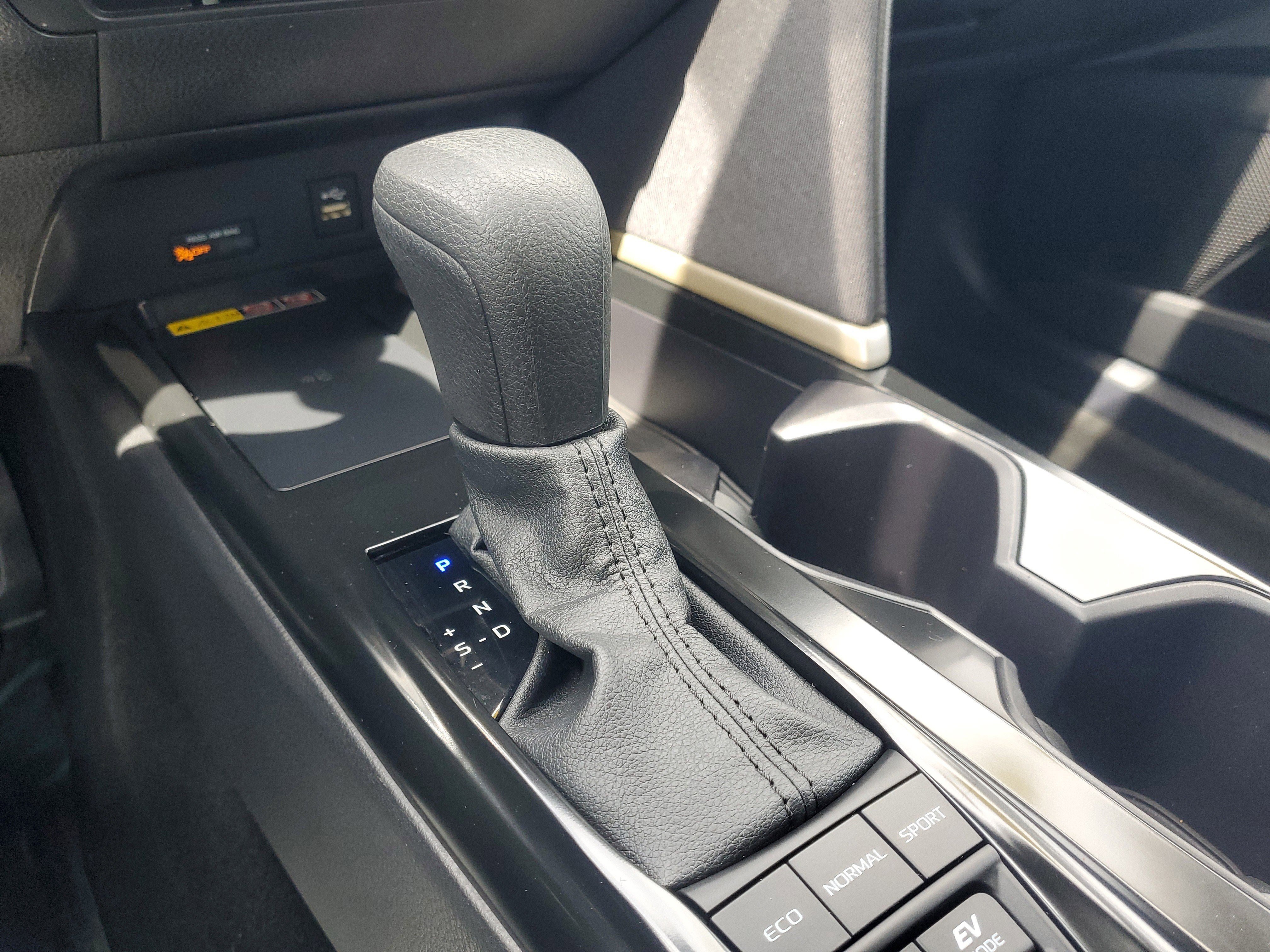 Used 2025 Ice Toyota LE image 29
