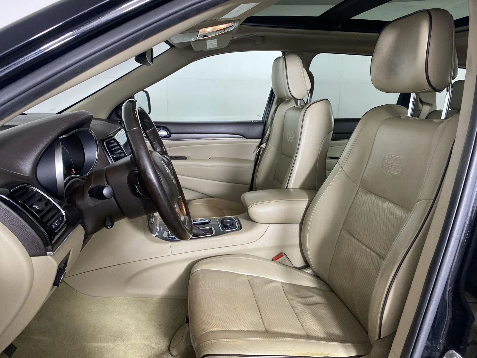 Used 2020 Diamond Black Crystal Pearlcoat Jeep Overland image 20